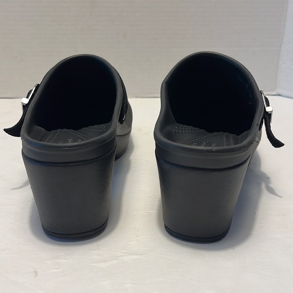 Crocs Sarah Black Platform Slip-On Clogs, Size 10 - Picture 4 of 15